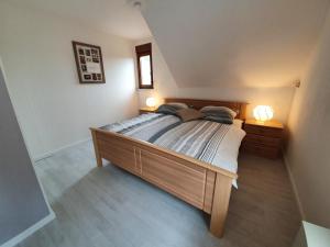 una camera da letto con un grande letto in legno con due lampade di Ferienhaus Calmont a Bremm