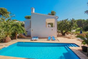 Villa con piscina frente a una casa en El Pinar - sea view villa with private pool in Moraira, en Moraira
