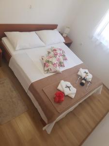 En eller flere senge i et værelse på Villa Nika