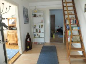Habitación con escalera y estante para libros. en Ferienwohnung im Zentrum, en Radolfzell am Bodensee