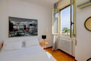 トスコラーノ・マデルノにあるAppartamento Dialma'sのベッドルーム(白いベッド1台、窓付)