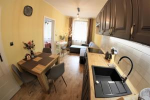 Nhà bếp/bếp nhỏ tại Apartamenty Zielone Centrum +24 ảnh