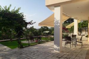 A garden outside Estella sorelle 1