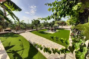 A garden outside Estella sorelle 1