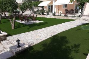 A garden outside Estella sorelle 1