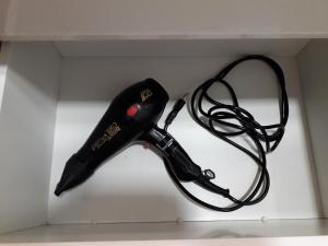 a black cordless scissors in a white box at Céntrico y acogedor en tierra de vinos in Logroño
