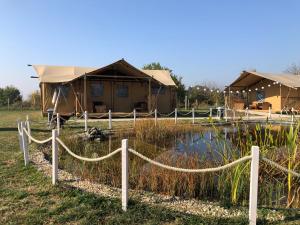 Příroda nedaleko luxury tent