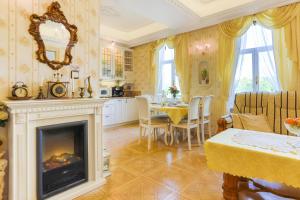 a living room with a fireplace and a table with chairs at Apartmán Nostalgia in Karlovy Vary