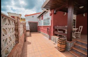 een patio met een tafel en een bank bij La casita de lola in Sotillo de la Adrada