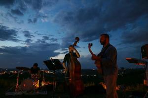 un grupo de personas tocando instrumentos en un concierto en Astixio, en San Damiano dʼAsti