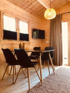 een eetkamer met een tafel met stoelen en een kroonluchter bij LODGE 5 Zandvoort in Zandvoort