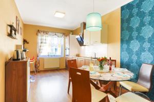 kuchnia i jadalnia ze stołem i krzesłami w obiekcie Apartment Carla w Karlowych Warach