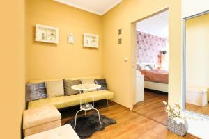 salon z kanapą i sypialnią w obiekcie Apartment Carla w Karlowych Warach