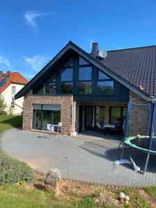 una casa con un gran patio frente a ella en Ferienwohnungen Nahrstedt, en Waldeck