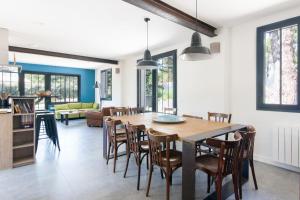una sala da pranzo e un soggiorno con tavolo e sedie di Villa Ensoleillée a Sainte-Marie-de-Ré