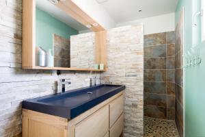 un bagno con un lavandino blu e una doccia di Villa Ensoleillée a Sainte-Marie-de-Ré Altre 13 foto