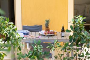 ラッシにあるMARILIA VILLAS LASSIのテーブル(パイナップル1本、ワイン1本付)