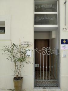 uma porta com um portão em frente a um edifício em Il gelsomino em Scicli