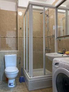 Ένα μπάνιο στο Family Beachfront Apartment