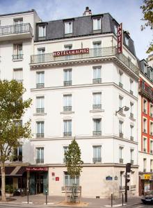 パリにあるオテル ドゥ ラ プラース デ ザルプの看板が貼られた白い建物
