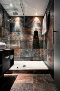 Een badkamer bij M Hotel