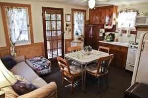 Imagen de la galería de Cabin #3 - Chantilly cabin, en Carp Lake