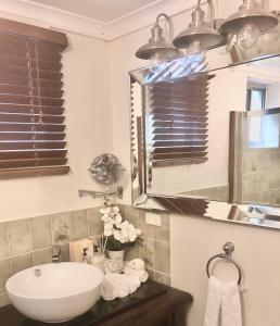 a bathroom with a sink and a mirror at Eden Rest in Cooroy