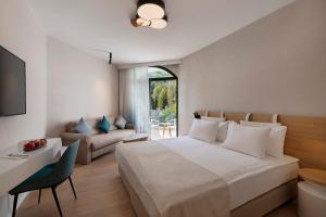 Postel nebo postele na pokoji v ubytování Gai Beach Hotel