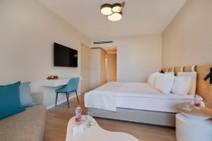 TV a/nebo společenská místnost v ubytování Gai Beach Hotel