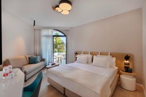 Postel nebo postele na pokoji v ubytování Gai Beach Hotel