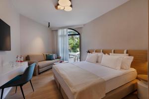 Postel nebo postele na pokoji v ubytování Gai Beach Hotel