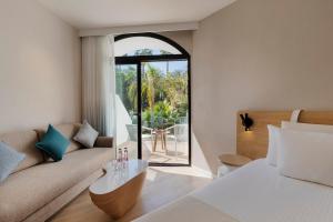 Postel nebo postele na pokoji v ubytování Gai Beach Hotel
