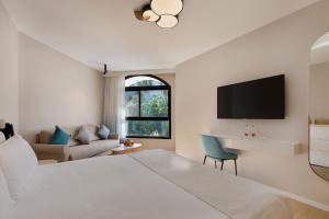 Postel nebo postele na pokoji v ubytování Gai Beach Hotel