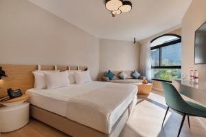 Postel nebo postele na pokoji v ubytování Gai Beach Hotel
