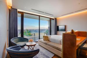 Tempat tidur dalam kamar di The Five Villas & Resort Quangnam - Danang