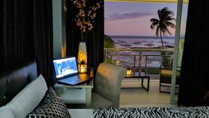 TV a/nebo společenská místnost v ubytování Bohol South Beach Hotel