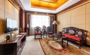 杭州的住宿－杭州海外海国际酒店，客厅配有沙发和桌椅
