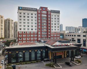 杭州的住宿－杭州海外海国际酒店，一座城市中带钟楼的大型建筑