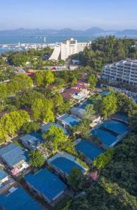 uma vista aérea de um resort com piscinas azuis em Shenzhen Shekou No.6 Garden Hotel (Sea World) em Shenzhen