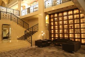 un vestíbulo con sofás y una escalera en un edificio en Nishiizu Crystal View Hotel, en Nishiizu