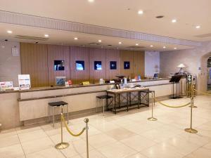 西伊豆町Nishiizu Crystal View Hotel的一个带柜台的大堂和一个带凳子的酒吧 更多37张照片