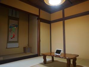 金沢市にあるレストラン＆イン 睦 金沢のノートパソコン付きのテーブルが備わる部屋
