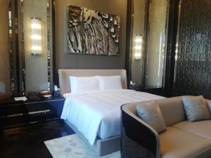 Postel nebo postele na pokoji v ubytování Jin Bei Palace Hotel