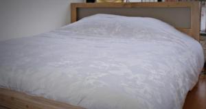 リールにあるLittle Suite - Charlesのベッド(上に白い毛布付)