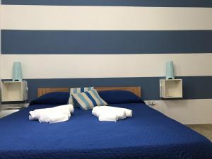 レアルモンテにあるVilla Oleaの- ベッドルーム(青いベッド1台、枕2つ付)