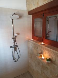 baño con ducha con una luz en la pared en Vouni Clock House, en Vouni