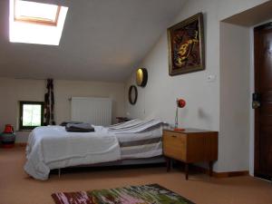 - une chambre avec un lit, une table et une fenêtre dans l'établissement Le Vertige, à Échandelys