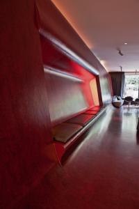 an empty room with a red wall at Hotel Q! Berlin in Berlin