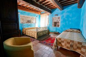 A bed or beds in a room at Agriturismo Il Molino Antico - 5 Girasoli Még 37 kép