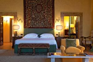 Säng eller sängar i ett rum på La Posta Vecchia Hotel
